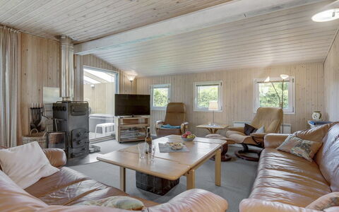 Virpi - 400M from the Sea: Legna, Soffitto, Interior Design, Casa, Mobilia, Camera, Pavimento, Villetta, Latifoglie, Soggiorno