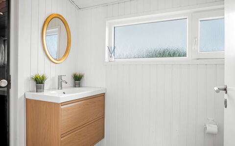 Larisa - 250M from the Sea: Legna, Pavimentazione, Pavimento, Interior Design, Idraulico Fixture, Mobiletto Del Bagno, Lavello, Idraulico, Rubinetto, Bagno