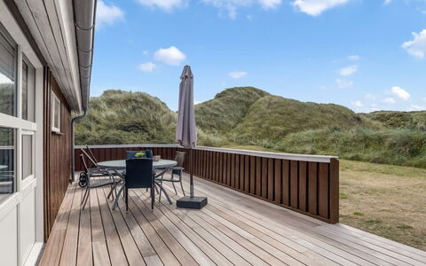Larisa - 250M from the Sea: Pavimento In Legno, Pavimentazione, Pavimento, Legna, Pavimento Laminato, Latifoglie, Plank, Color Legno, Deck, Balcone