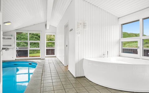 Larisa - 250M from the Sea: Soffitto, Materiale Composito, Piscina, Design, Latifoglie, Cortile, Deck, Plank, Agriturismo, Edifici Giardino