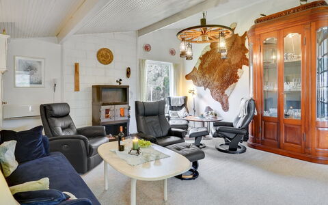 Simon - 225M from the Sea: Tetto, Casa, Lotto, Casa, Villetta, Estate, Edifici Giardino, Shade, Log Cabin, Landscaping