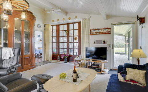Simon - 225M from the Sea: Tetto, Casa, Lotto, Casa, Villetta, Estate, Edifici Giardino, Shade, Log Cabin, Landscaping