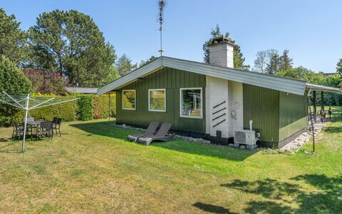 Simon - 225M from the Sea: Tetto, Casa, Lotto, Casa, Villetta, Estate, Edifici Giardino, Shade, Log Cabin, Landscaping