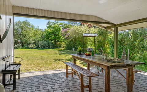 Simon - 225M from the Sea: Tetto, Casa, Lotto, Casa, Villetta, Estate, Edifici Giardino, Shade, Log Cabin, Landscaping