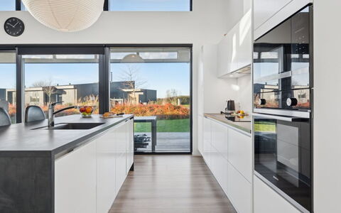 Malfred - 500M from the Sea: Cucina, Controsoffitto, Interior Design, Elettrodomestico Da Cucina, Pavimentazione, Elettrodomestico, Cabinetry, Soffitto, Lampada, Mobilia