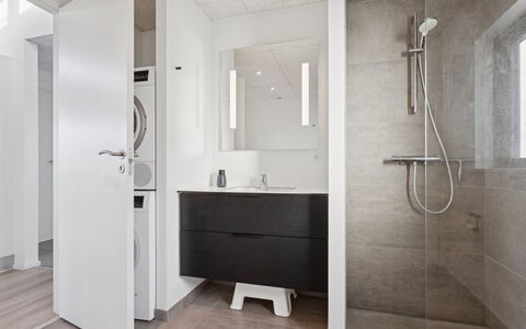 Malfred - 500M from the Sea: Pavimentazione, Pavimento, Interior Design, Idraulico Fixture, Bagno, Lavandino Del Bagno, Lavello, Soffitto, Mobiletto Del Bagno, Rubinetto