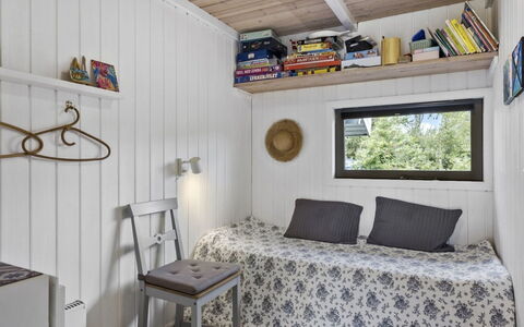 Gita - 2.2Km from the Sea: Legna, Camera Da Letto, Interior Design, Mobilia, Pavimentazione, Letto, Pavimento, Lenzuolo, Camera, Soffitto