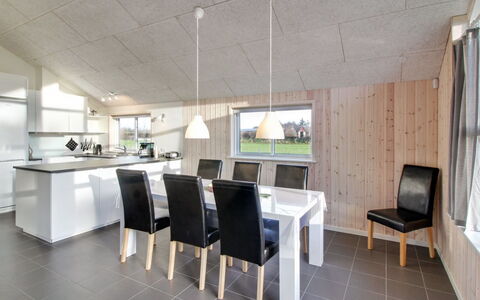 Ethel - 1.5Km to the Fjord: Soffitto, Legna, Lampada, Interior Design, Casa, Mobilia, Cucina & Sala Da Pranzo Tavolo, Camera, Cucina, Sedia