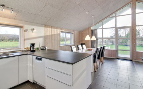 Ethel - 1.5Km to the Fjord: Soffitto, Cucina, Lampada, Controsoffitto, Cabinetry, Cucina & Sala Da Pranzo Tavolo, Idraulico Fixture, Illuminazione Diurna, Attico