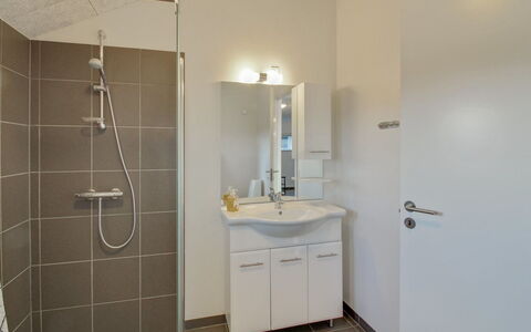 Ethel - 1.5Km to the Fjord: Pavimentazione, Interior Design, Idraulico Fixture, Pavimento, Parete, Bagno, Lavandino Del Bagno, Soffitto, Lavello, Rubinetto