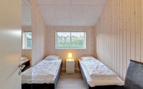 Ethel - 1.5Km to the Fjord: Legna, Pavimento, Camera Da Letto, Soffitto, Letto, Color Legno, Bedding, Illuminazione Diurna, Latifoglie, Plank