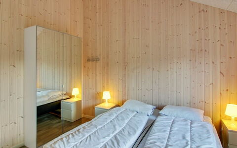 Ethel - 1.5Km to the Fjord: Pavimentazione, Legna, Pavimento, Interior Design, Soffitto, Camera Da Letto, Camera, Illuminazione, Letto, Mobilia