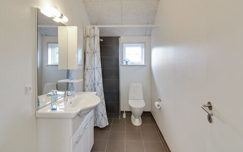 Ethel - 1.5Km to the Fjord: Idraulico Fixture, Lavandino Del Bagno, Pavimentazione, Bagno, Lavello, Pavimento, Interior Design, Rubinetto, Gabinetto, Soffitto