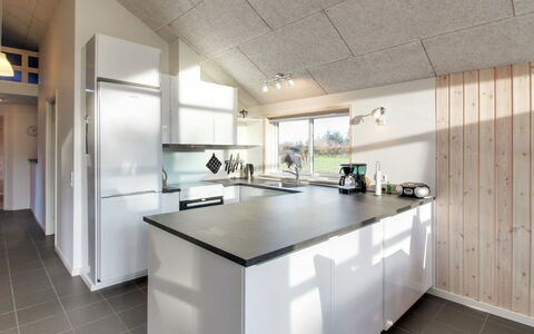 Ethel - 1.5Km to the Fjord: Cucina, Soffitto, Controsoffitto, Pavimentazione, Interior Design, Pavimento, Lampada, Elettrodomestico Da Cucina, Cabinetry, Idraulico Fixture