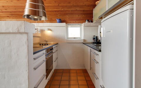 Enwald - 300M from the Sea: Cucina, Controsoffitto, Pavimentazione, Interior Design, Elettrodomestico Da Cucina, Mobilia, Pavimento, Cabinetry, Legna, Idraulico Fixture