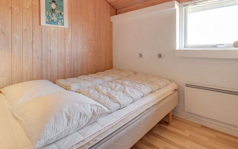 Enwald - 300M from the Sea: Letto, Camera Da Letto, Parete, Bedding, Lenzuolo, Pavimento, Pavimentazione, Legna, Interior Design, Soffitto
