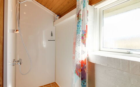 Enwald - 300M from the Sea: Idraulico Fixture, Bagno, Parete, Pavimentazione, Interior Design, Legna, Pavimento, Rubinetto, Soffitto, Idraulico