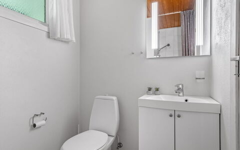 Grette - 1.5Km from the Sea: Toilet Seat, Bagno, Lavandino Del Bagno, Idraulico Fixture, Gabinetto, Lavello, Parete, Pavimentazione, Interior Design, Pavimento
