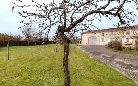 Gîte la Truffière Saintongeaise: Acqua, Costruzione, Nube, Pianta, Giorno, Proprietà, Piscina, Cielo, Finestra, Azzurro