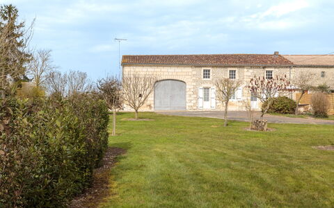 Gîte la Truffière Saintongeaise: Acqua, Costruzione, Nube, Pianta, Giorno, Proprietà, Piscina, Cielo, Finestra, Azzurro