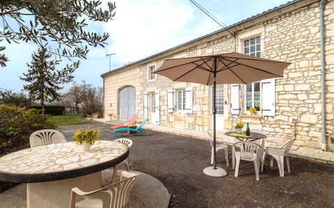 Gîte la Truffière Saintongeaise: Acqua, Costruzione, Nube, Pianta, Giorno, Proprietà, Piscina, Cielo, Finestra, Azzurro