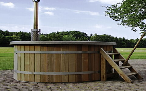 Familieboerderij: Acqua, Costruzione, Nube, Pianta, Giorno, Proprietà, Piscina, Cielo, Finestra, Azzurro