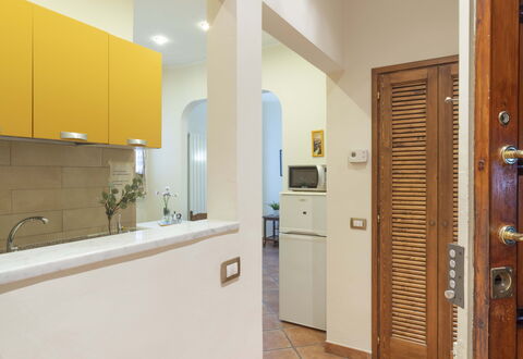 Vintage Apartment in Florence: Cabinetry, Costruzione, Rubinetto, Lavello, Controsoffitto, Porta, Interior Design, Casa, Legna