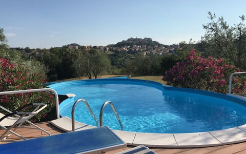 Villa Nibbiano: Acqua, Pianta, Cielo, Piscina, Azzurro, Mobili Da Esterno, Albero, Corpo D'Acqua, Tempo Libero, Rettangolo