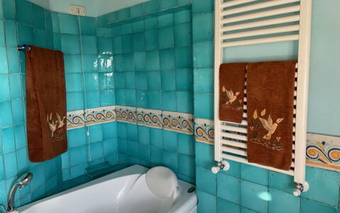 Villa Nibbiano: Vasca Da Bagno, Proprietà, Idraulico Fixture, Blu, Azzurro, Interior Design, Bagno, Rubinetto, Pavimentazione, Pavimento