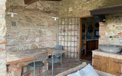 Villa Nibbiano: Mobilia, Proprietà, Legna, Tavolo, Interior Design, Pavimento, Costruzione, Pavimentazione, Latifoglie, Immobiliare