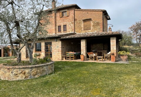 Villa Nibbiano: Pianta, Cielo, Costruzione, Finestra, Casa, Albero, Lotto, Legna, Erba, Villetta