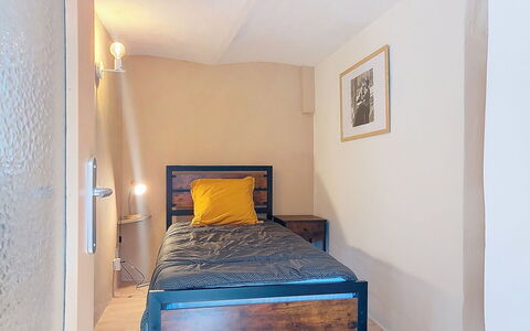 Mimosa: Letto, Mobilia, Camera Da Letto, Parete, Legna, Lenzuolo, Pavimento, Pavimentazione, Bedding, Interior Design