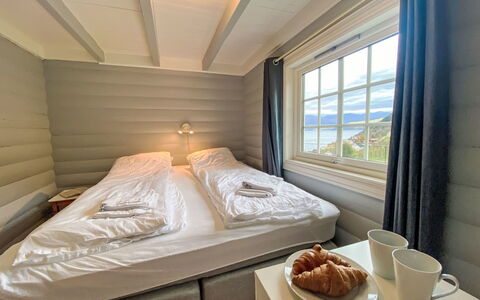 Krampehaugen: Tavolo, Proprietà, Mobilia, Tavola, Finestra, Comfort, Legna, Tessile, Interior Design, Telaio Del Letto