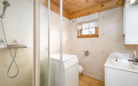 Hagehytta: Idraulico Fixture, Legna, Pavimentazione, Pavimento, Soffitto, Interior Design, Bagno, Lavello, Idraulico, Rubinetto