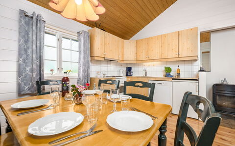 Hagehytta: Legna, Interior Design, Soffitto, Mobilia, Casa, Pavimentazione, Pavimento, Camera, Cucina & Sala Da Pranzo Tavolo, Cucina
