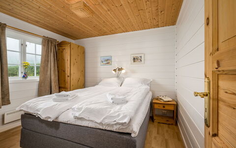 Hagehytta: Legna, Camera Da Letto, Pavimentazione, Soffitto, Pavimento, Interior Design, Letto, Casa, Telaio Del Letto, Mobilia