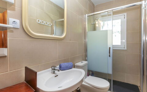 Villa Pedro: Idraulico Fixture, Pavimentazione, Lavello, Bagno, Lavandino Del Bagno, Interior Design, Pavimento, Gabinetto, Rubinetto, Toilet Seat