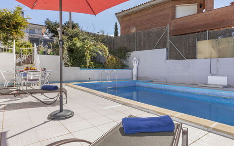 Villa Pedro: Piscina, Mobili Da Esterno, Ricorrere, Materiale Composito, Sedia, Ombrello, Lettino, Shade, Pianta Della Casa, Eco Hotel