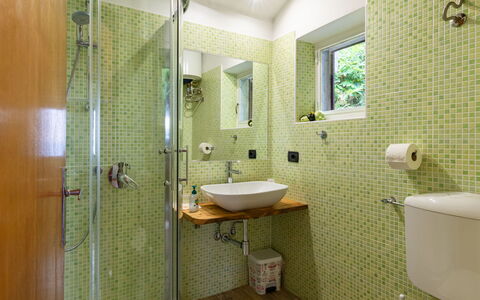 Munt del Nana: Specchio, Idraulico Fixture, Proprietà, Lavello, Rubinetto, Lavandino Del Bagno, Bagno, Viola, Interior Design, Pavimento