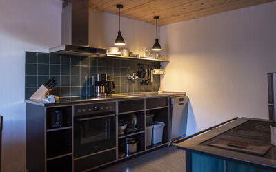 Peppi am Buchhammerhof 105.2: Cabinetry, Controsoffitto, Mobilia, Cucina Stufa, Rubinetto, Costruzione, Elettrodomestico Da Cucina, Legna, Cucina, Stufa