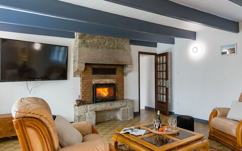 Ty Frouden: Mobilia, Proprietà, Divano, Tavolo, Legna, Interior Design, Arancia, Illuminazione, Soggiorno, Pavimentazione