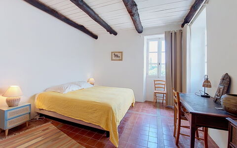 Penta: Mobilia, Letto, Camera Da Letto, Parete, Pavimentazione, Lenzuolo, Interior Design, Pavimento, Bedding, Legna