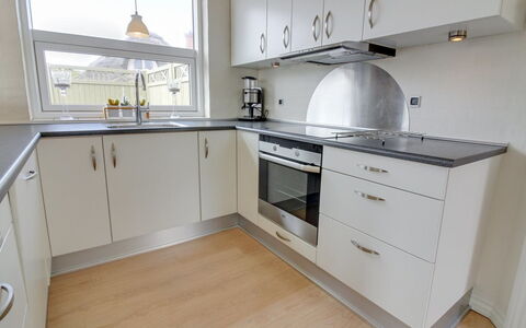 Ristana - 100M from the Sea: Pavimentazione, Cucina, Interior Design, Legna, Pavimento, Cabinetry, Controsoffitto, Elettrodomestico Da Cucina, Soffitto, Apparecchio Major