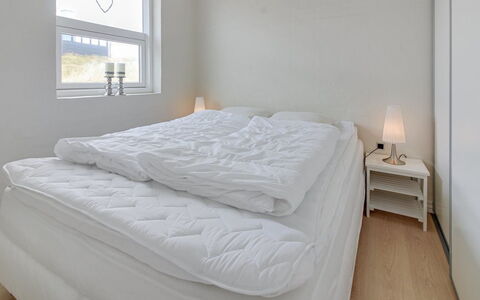 Ristana - 100M from the Sea: Camera Da Letto, Letto, Bedding, Lenzuolo, Biancheria, Pavimento, Interior Design, Telaio Del Letto, Camera, Soffitto