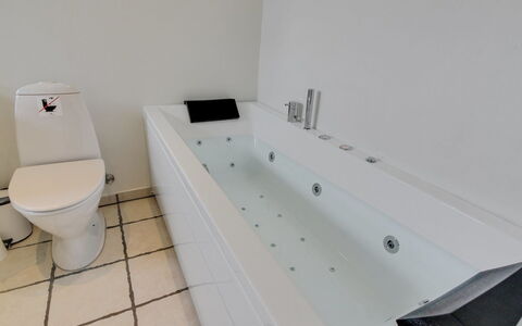 Ristana - 100M from the Sea: Idraulico Fixture, Bagno, Pavimentazione, Vasca Da Bagno, Pavimento, Interior Design, Idraulico, Rubinetto, Materiale Composito, Camera
