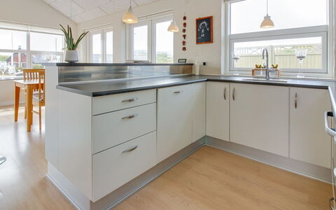 Ristana - 100M from the Sea: Pavimentazione, Cucina, Controsoffitto, Legna, Interior Design, Cabinetry, Pavimento, Soffitto, Casa, Elettrodomestico Da Cucina