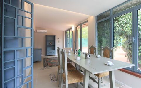 Villa Paola: Tavolo, Mobilia, Proprietà, Finestra, Sedia, Legna, Costruzione, Interior Design, Pianta