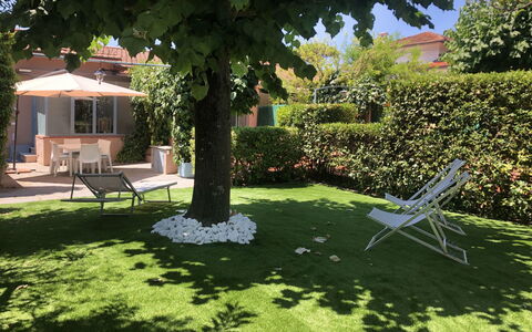 Villa Paola: Pianta, Albero, Mobili Da Esterno, Erba, Lotto, Sedia, Tempo Libero, Shade, Paesaggio, Groundcover