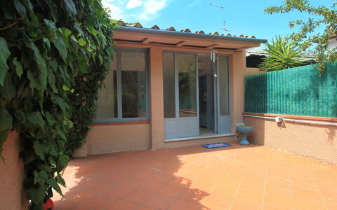 Villa Paola: Proprietà, Pianta, Costruzione, Azzurro, Finestra, Shade, Legna, Parete, Quartiere, Manto Stradale