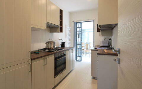 Villa Paola: Cabinetry, Proprietà, Controsoffitto, Cucina Stufa, Elettrodomestico Da Cucina, Lavello, Legna, Lavandino Della Cucina, Elettrodomestico, Cucina